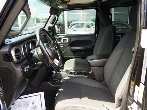 Used 2020 Jeep Gladiator Sport w/ Technology Group AWD/4WD image 12