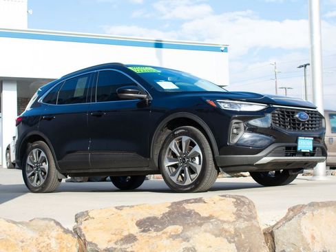 Used 2025 Ford Escape Platinum image 3