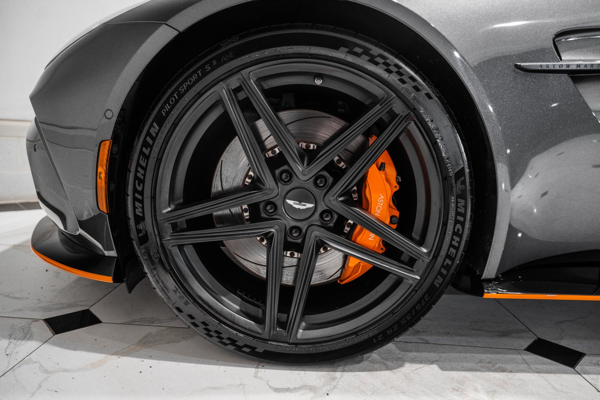 Used 2025 Aston Martin V8 Vantage Coupe RWD image 4