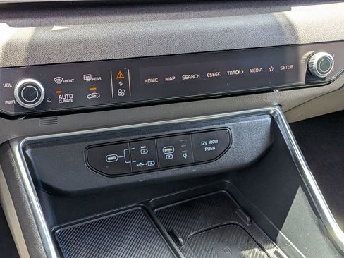 Used 2025 Kia Carnival EX FWD image 22