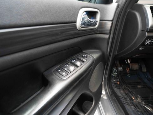 Used 2019 Jeep Grand Cherokee Altitude AWD/4WD image 7