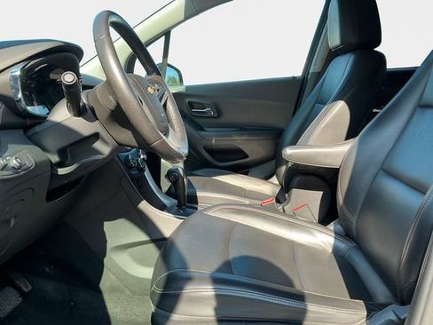 Used 2021 Chevrolet Trax LT w/ Premium Seat Package AWD/4WD image 10