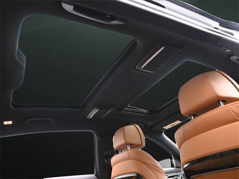 Used 2020 BMW 750i xDrive 750i xDrive w/ M Sport Package image 21