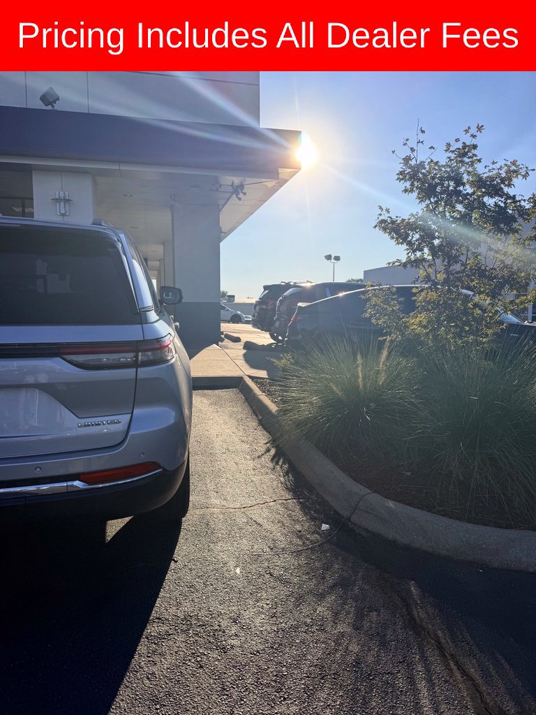 Used 2022 Jeep Grand Cherokee Limited w/ Luxury Tech Group II RWD image 4