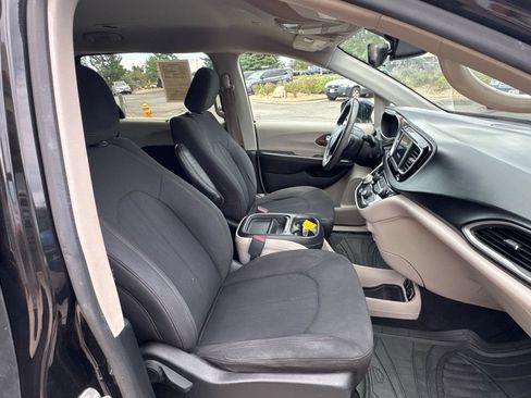 Used 2018 Chrysler Pacifica Touring Plus FWD image 16