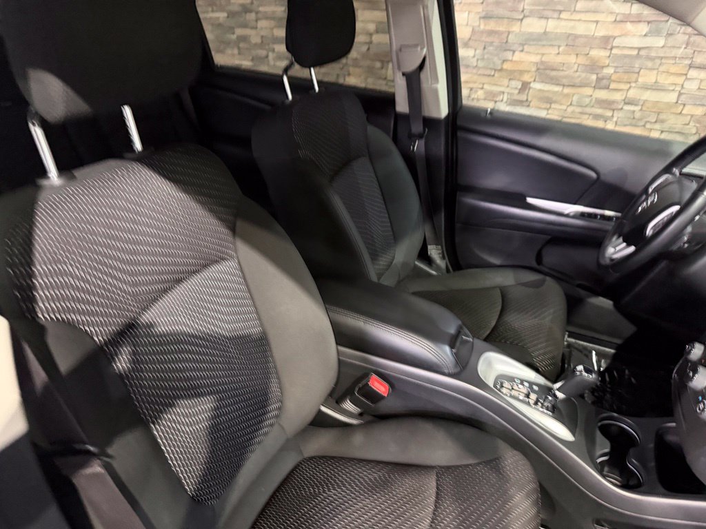 Used 2019 Dodge Journey SE w/ Connectivity Group FWD image 2