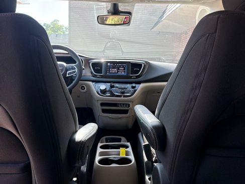 Used 2023 Chrysler Voyager LX FWD image 17
