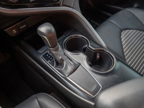 Used 2019 Toyota Camry SE FWD image 18