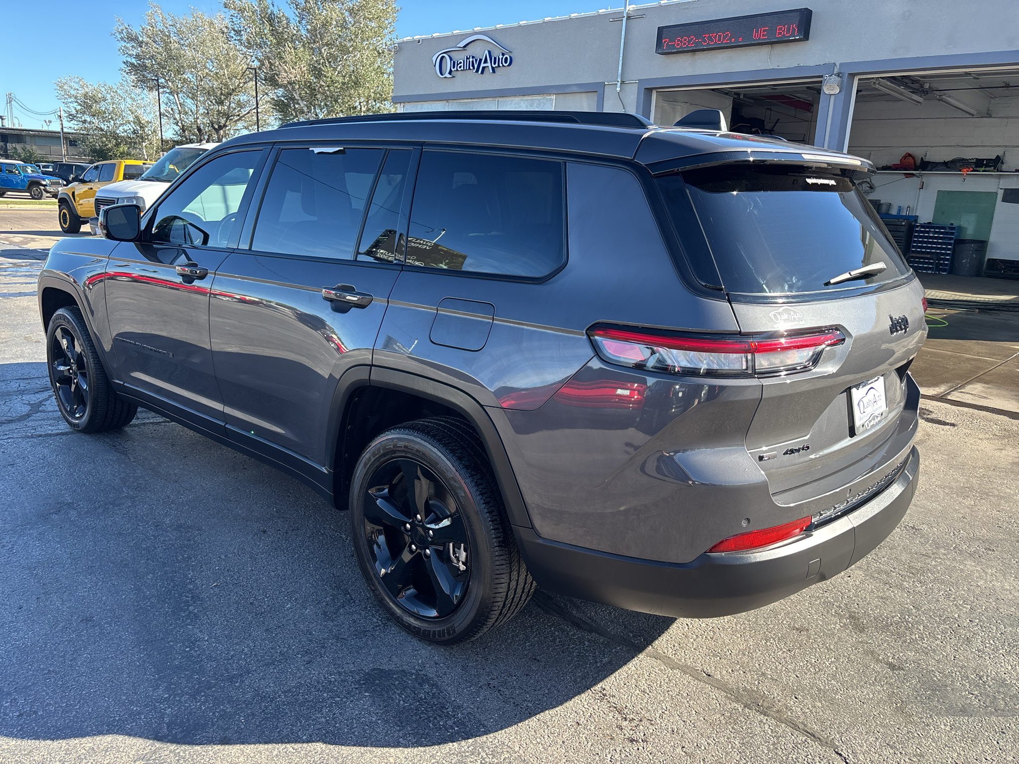 Used 2023 Jeep Grand Cherokee L Laredo AWD/4WD image 8