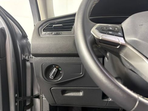 Used 2024 Volkswagen Tiguan SE w/ Panoramic Sunroof Package AWD/4WD image 13