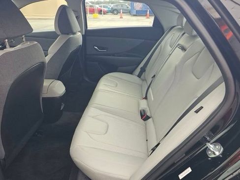 Used 2025 Hyundai Elantra Limited FWD image 18