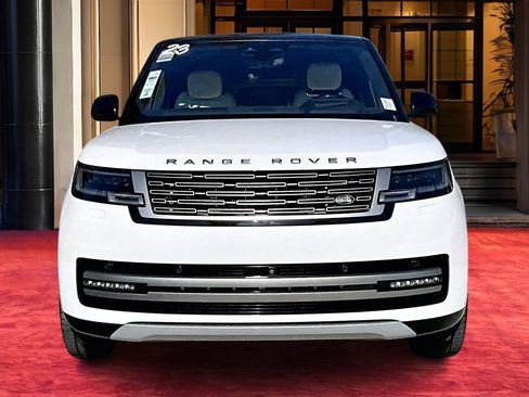 Used 2023 Land Rover Range Rover Long Wheelbase SE image 2
