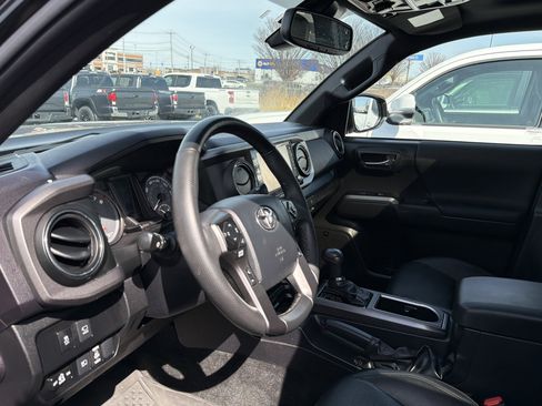 Used 2023 Toyota Tacoma TRD Off-Road w/ TRD Premium Off Road Package image 8