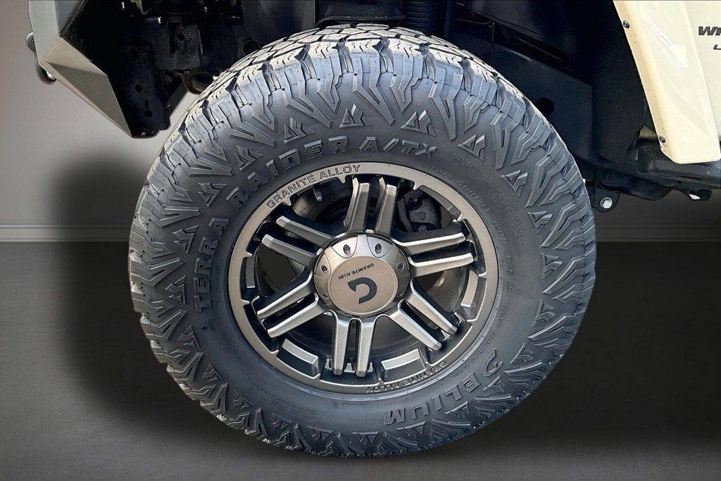 Used 2018 Jeep Wrangler Unlimited Sahara w/ Connectivity Group AWD/4WD image 33