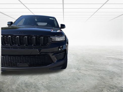 New 2025 Jeep Grand Cherokee Altitude image 35