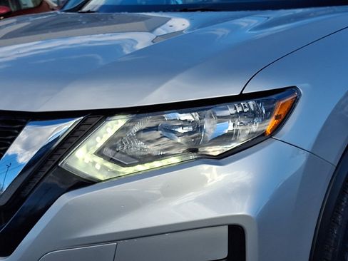 Used 2019 Nissan Rogue SV w/ Premium Package image 9