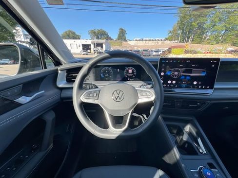 New 2025 Volkswagen Tiguan SE image 14