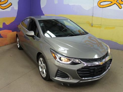 Used 2019 Chevrolet Cruze Premier FWD image 2