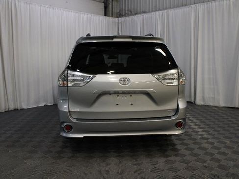 Used 2018 Toyota Sienna SE image 22