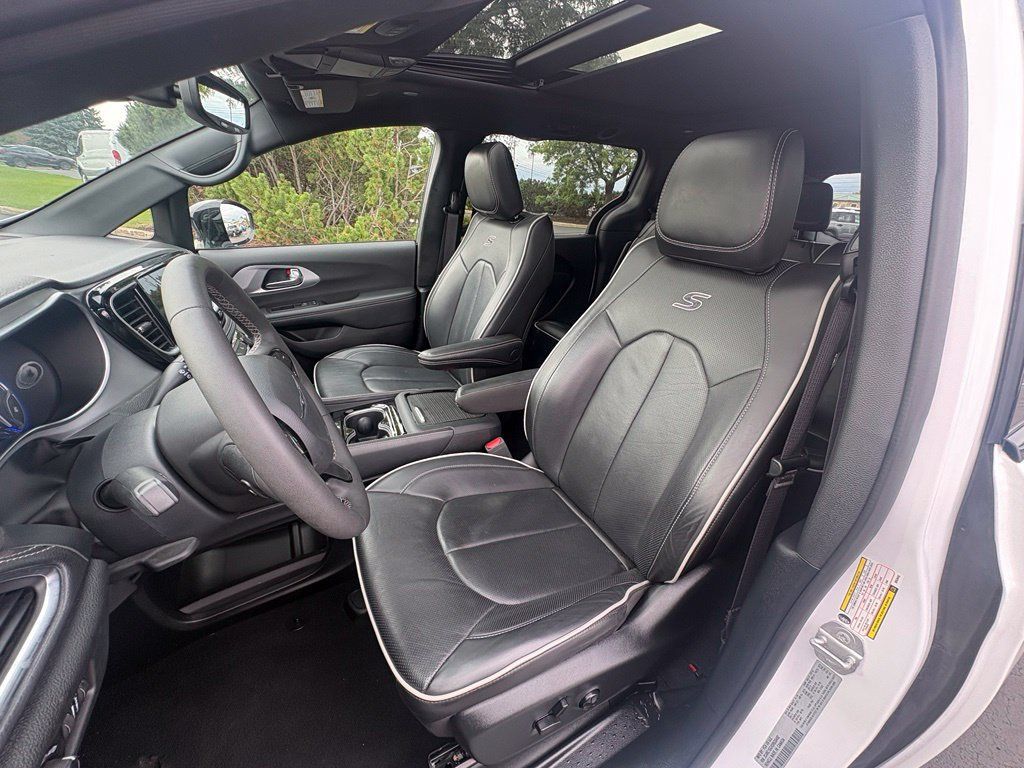 Used 2025 Chrysler Pacifica Limited FWD image 23