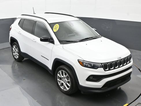 Used 2023 Jeep Compass Latitude AWD/4WD image 33