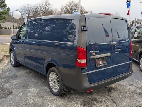 Used 2022 Mercedes-Benz Metris image 2