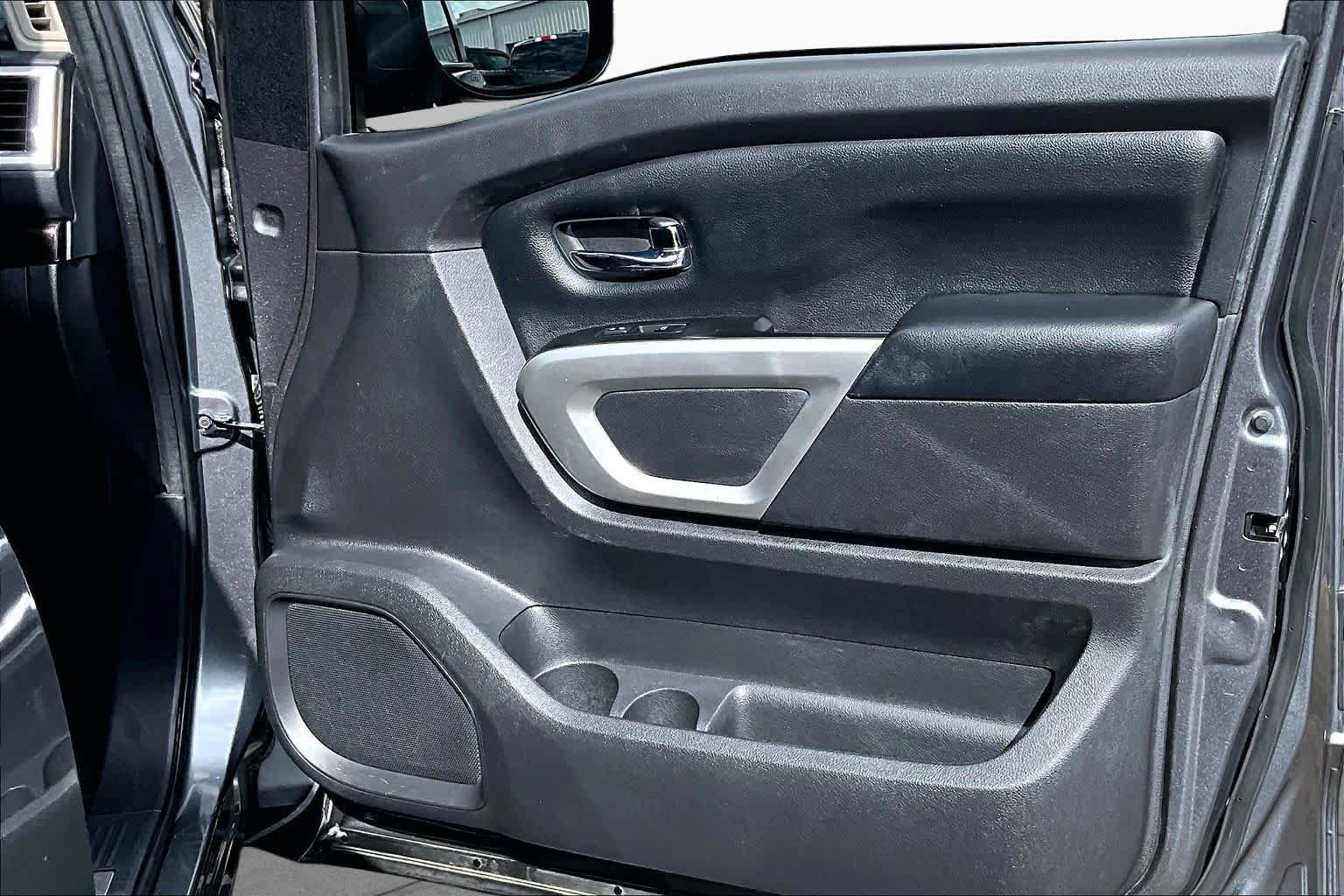 Used 2017 Nissan Titan SV RWD image 23