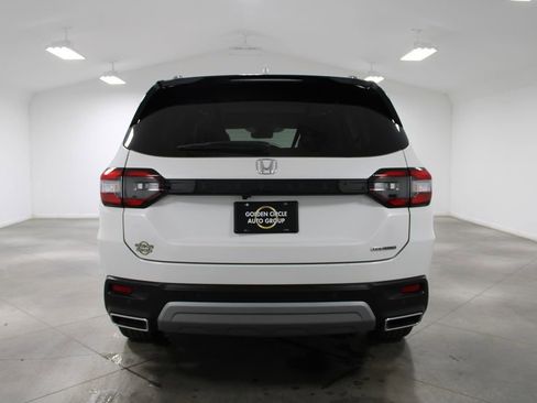 Used 2025 Honda Pilot Touring image 8