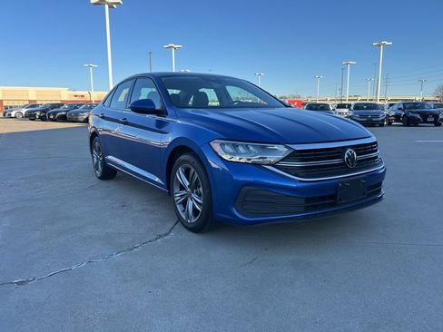 Used 2024 Volkswagen Jetta SE image 4