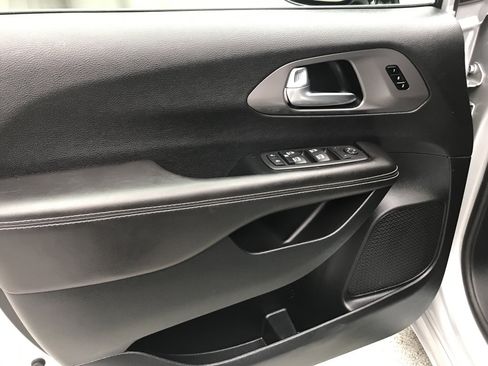 Used 2026 Chrysler Pacifica Select FWD image 7