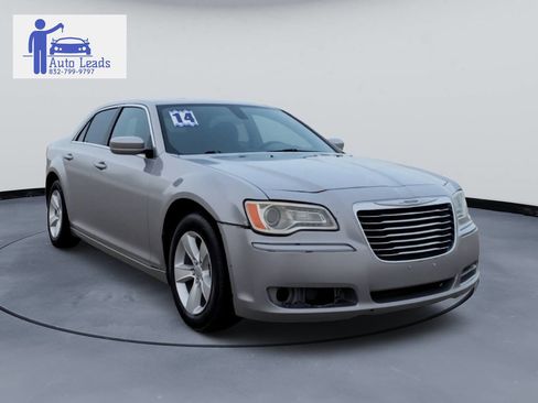 Used 2014 Chrysler 300 image 2