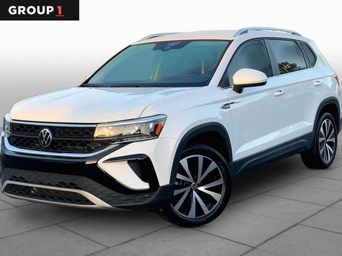 Used 2022 Volkswagen Taos SE FWD image 1