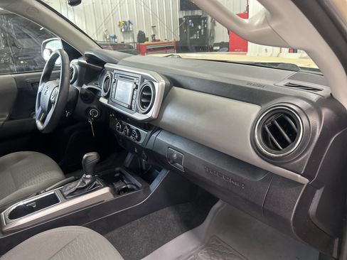 Used 2017 Toyota Tacoma SR5 w/ Tow Package RWD image 49