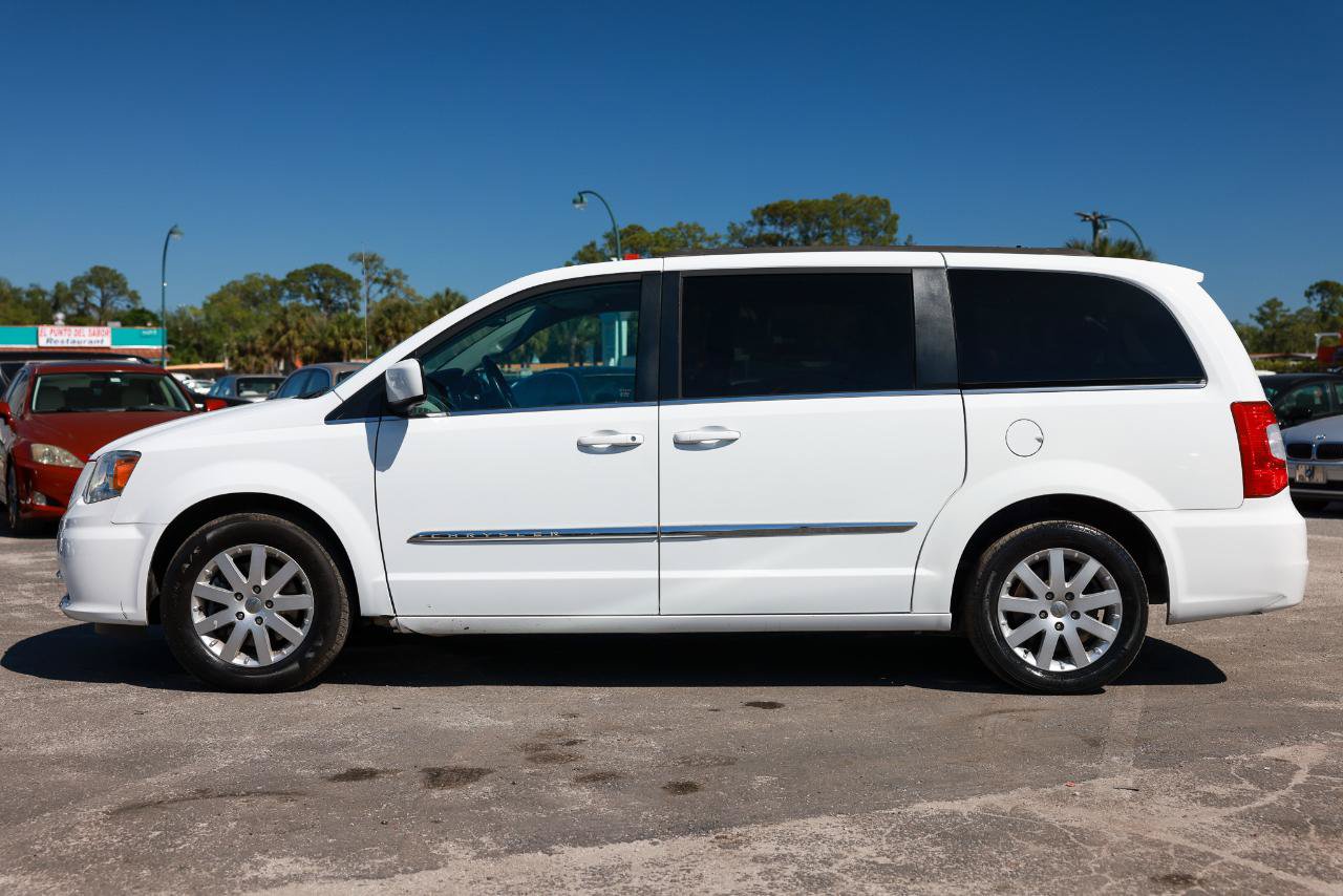 Used 2015 Chrysler Town & Country Touring FWD image 3
