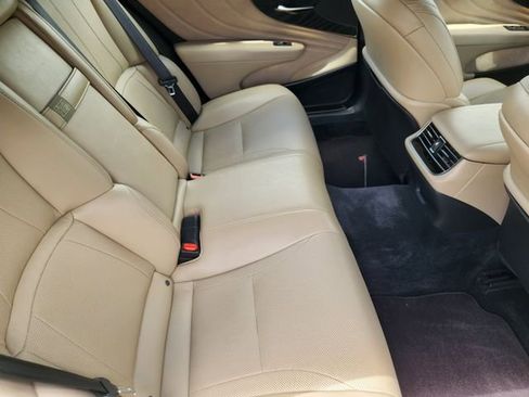Used 2022 Lexus LS 500 w/ Accessory Package (Z2) RWD image 32