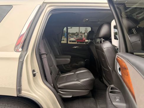 Used 2016 Cadillac Escalade Luxury AWD/4WD image 35