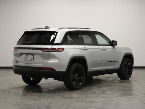 Used 2023 Jeep Grand Cherokee Altitude AWD/4WD image 8