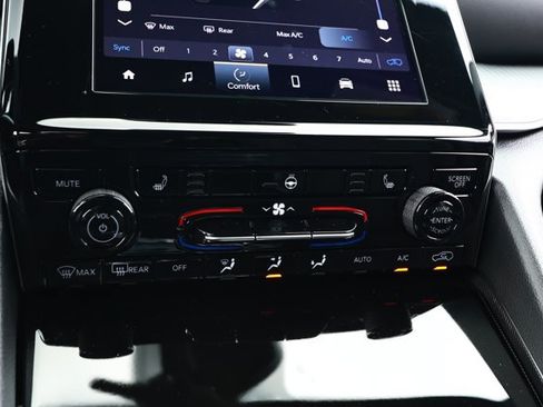 Certified 2025 Jeep Grand Cherokee Laredo w/ Luxury Tech Group I AWD/4WD image 19