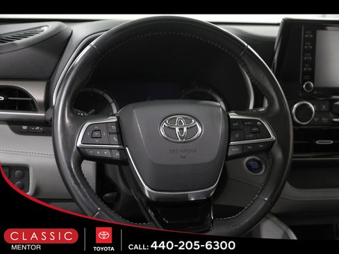 Used 2020 Toyota Highlander XLE AWD/4WD image 7