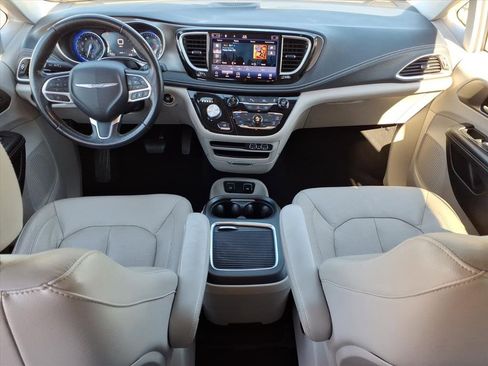 Used 2021 Chrysler Pacifica Touring-L image 25
