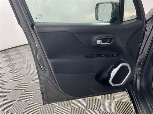 Used 2021 Jeep Renegade Latitude w/ Convenience Group image 17