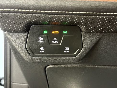 Used 2024 Volkswagen Atlas SEL AWD/4WD image 21