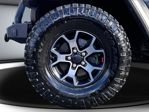 Used 2019 Jeep Wrangler Unlimited Rubicon w/ Uconnect 4C Nav & Sound Group image 32