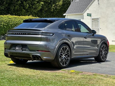 Certified 2025 Porsche Cayenne Turbo AWD/4WD image 8