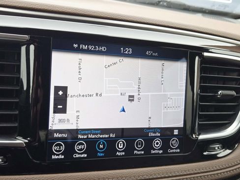 Used 2018 Chrysler Pacifica Limited image 27