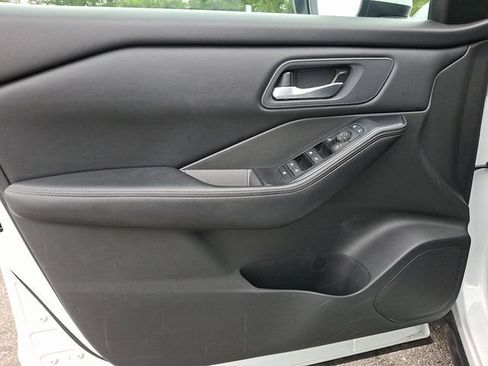 Used 2024 Nissan Rogue SV FWD image 12
