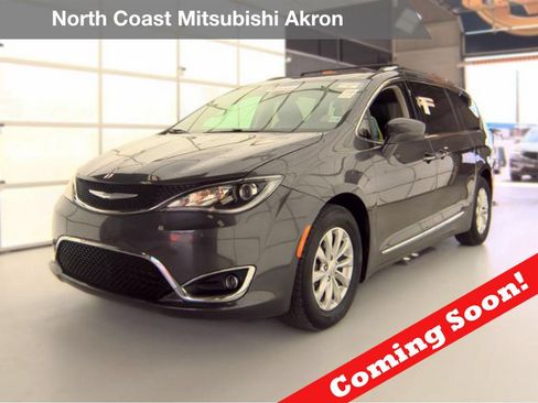 Used 2018 Chrysler Pacifica Touring-L FWD image 1
