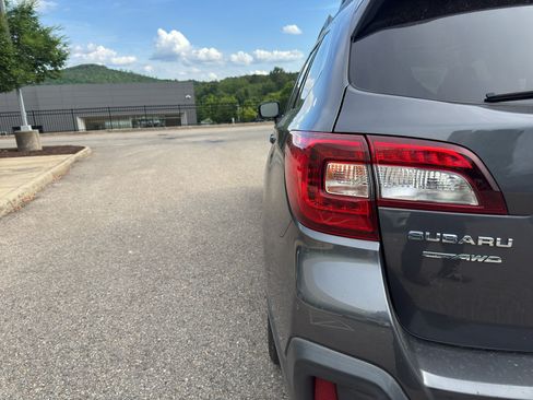 Used 2019 Subaru Outback 2.5i Limited AWD/4WD image 6