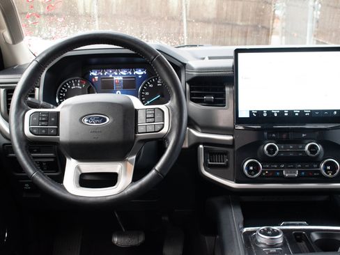 Used 2024 Ford Expedition XLT image 28