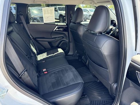 Used 2024 Mitsubishi Outlander SE AWD/4WD image 25